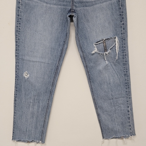 29 American Eagle Distressed Destroyed Mom Jean Women’s Size 4 - Picture 4 of 11